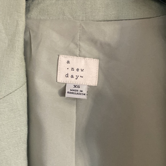 Sage green linen xs blazer - Picture 2 of 3